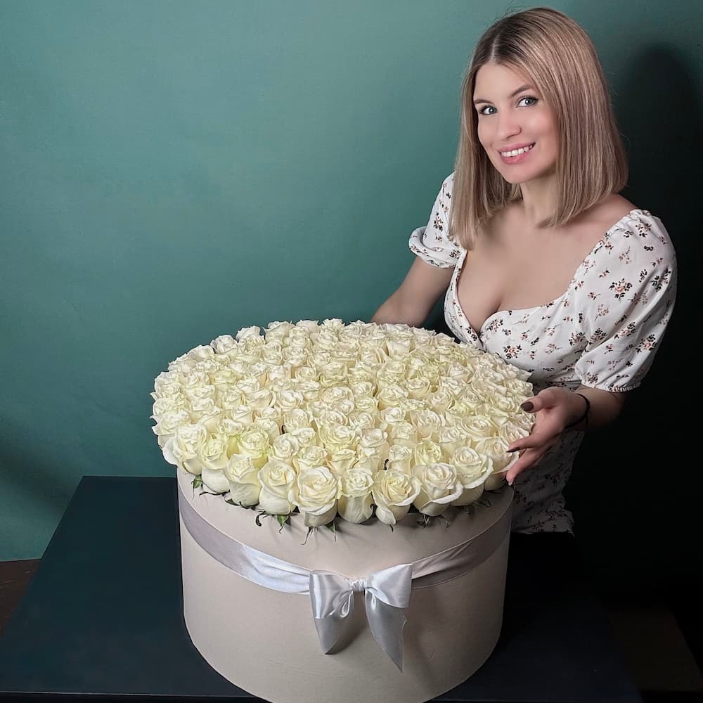 Белые розы в коробке XL